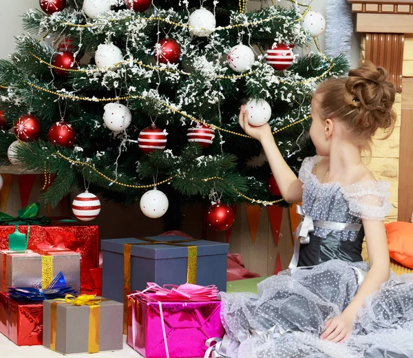 Niña decorar un árbol de Navidad . —  Fotos de Stock