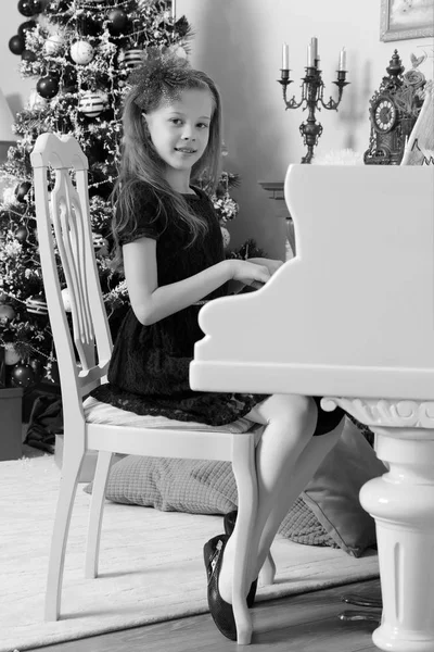 真っ白なグランド ピアノで少女. — ストック写真