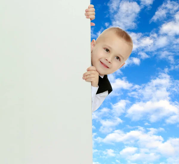 Menino espreita por trás da bandeira — Fotografia de Stock