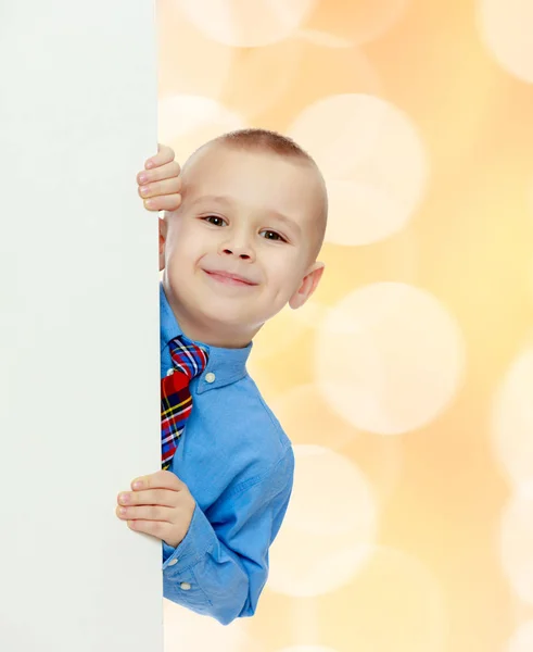 Niño asoma por detrás de la pancarta — Foto de Stock