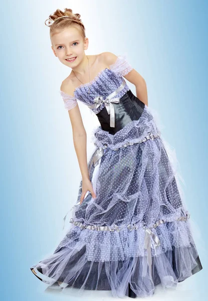 Όμορφο κοριτσάκι σε πριγκίπισσα φόρεμα. — Φωτογραφία Αρχείου