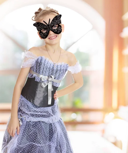 Liten flicka prinsessa carnival mask. — Stockfoto