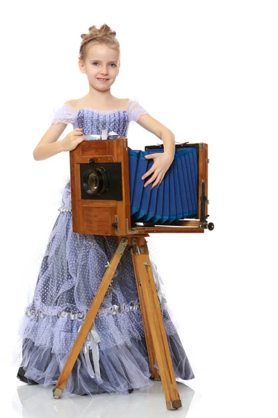 Bambina in posa vicino alla vecchia macchina fotografica . — Foto Stock