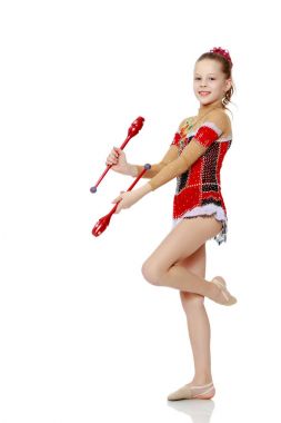 Jimnastikçi bir topuz ile çalışmaları gerçekleştirir.