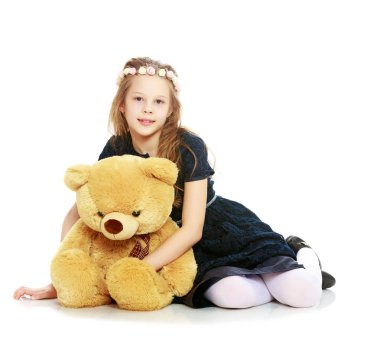 Oyuncak ayılı bir kız..