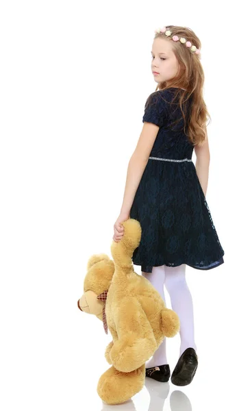 Menina com um urso de pelúcia . — Fotografia de Stock