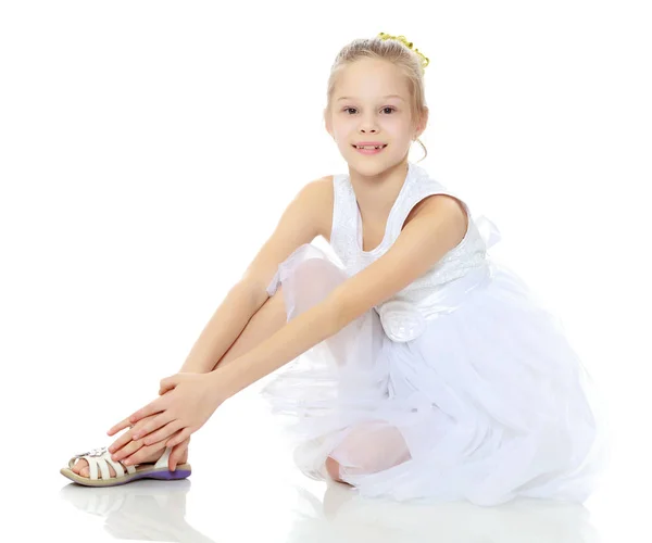 Schönes kleines Mädchen in einem weißen Kleid — Stockfoto