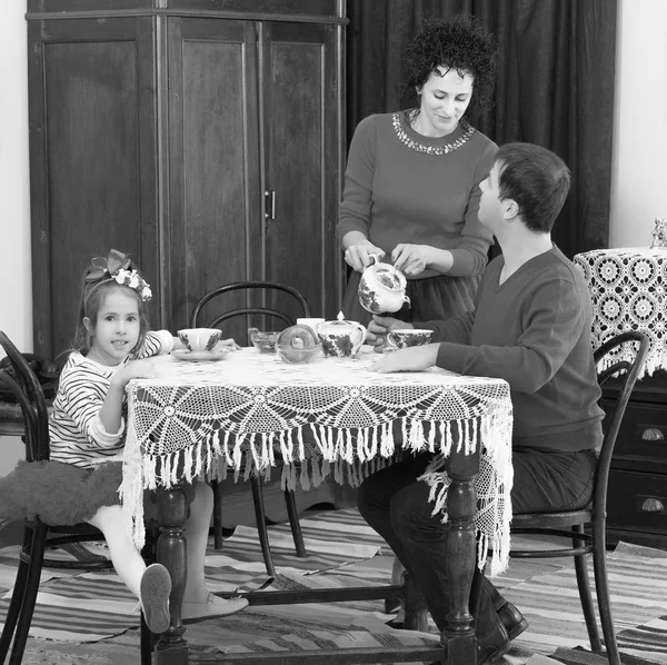 Οικογένεια πίνοντας τσάι στο εσωτερικό του 50 s — Φωτογραφία Αρχείου