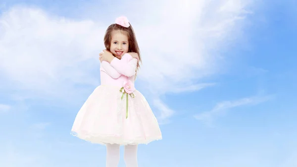 Elegante niña en un vestido rosa . — Foto de Stock