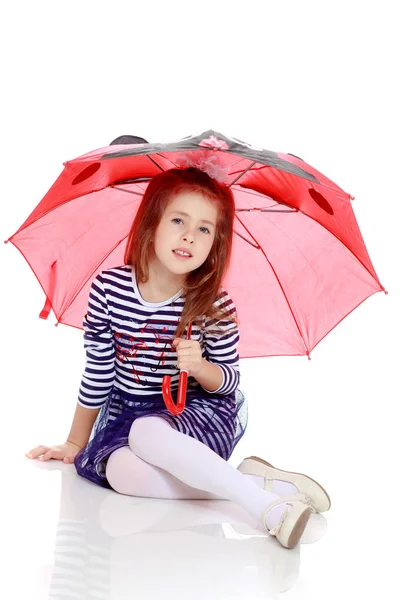 Menina se escondendo sob um guarda-chuva . — Fotografia de Stock