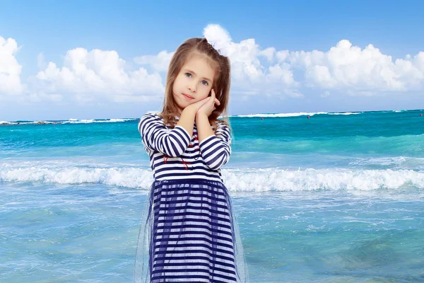 Süßes kleines Mädchen posiert vor der Kamera. — Stockfoto