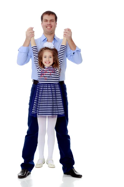 Папа держит дочерей за руки . — стоковое фото