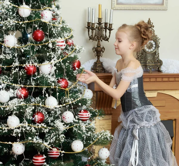 Küçük kız Noel ağacı süsle . — Stok fotoğraf