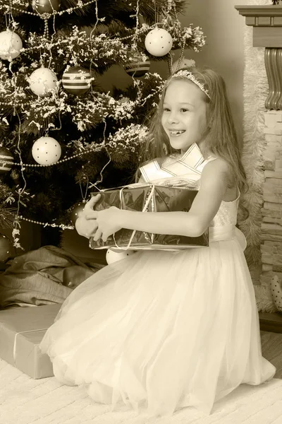クリスマス ツリーがギフトとリトル プリンセス. — ストック写真