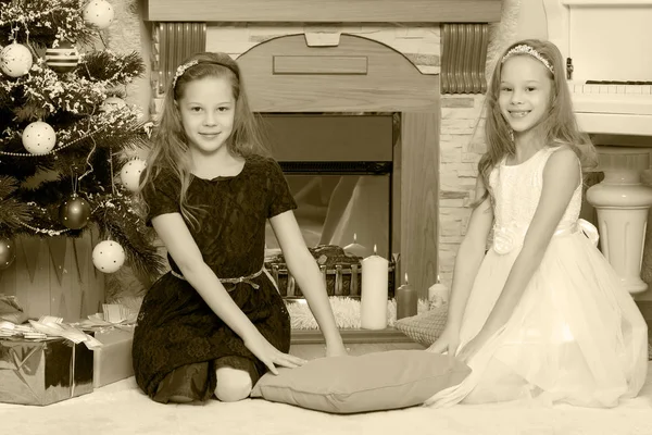 Niñas gemelas con regalos e árbol de Navidad . — Foto de Stock