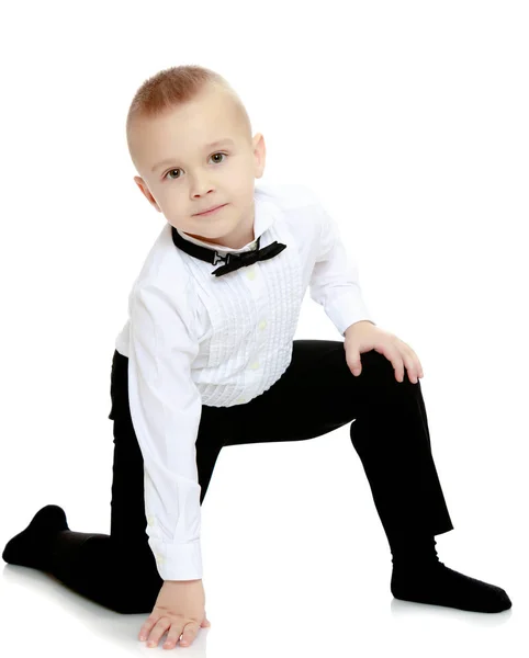 पांढरा शर्ट आणि टाय मध्ये लहान मुलगा . — स्टॉक फोटो, इमेज