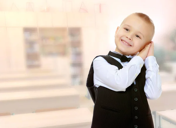 Menino na moda em um terno preto com uma gravata . — Fotografia de Stock