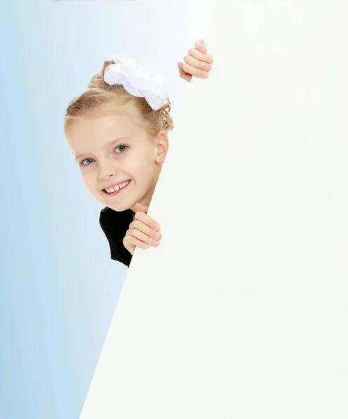 A menina espreita por trás da bandeira branca . — Fotografia de Stock