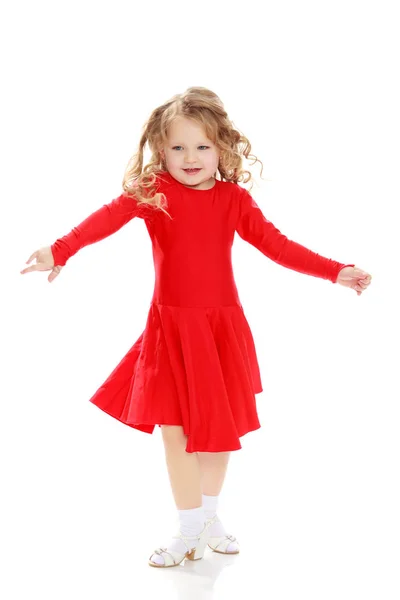 Menina dançando em um vestido vermelho brilhante . — Fotografia de Stock