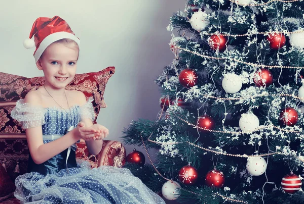 Маленькая принцесса вокруг елки . — стоковое фото