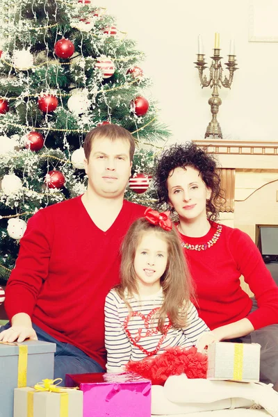 La jeune famille célèbre le Nouvel An . — Photo