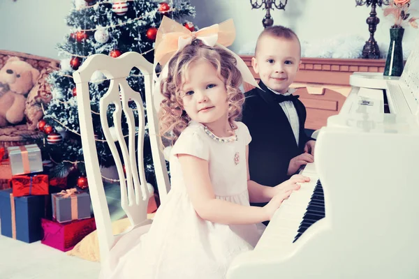 Маленький хлопчик і дівчинка грають на піаніно . — стокове фото