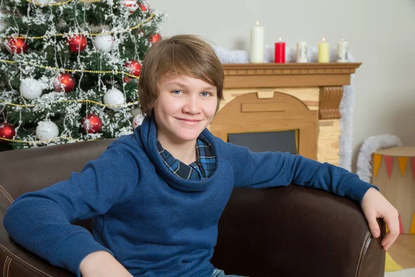 Adolescent garçon dans un cuir fauteuil — Photo