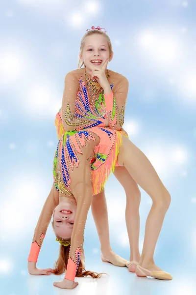 Two girls gymnast doing o bridge . — Fotografie, imagine de stoc
