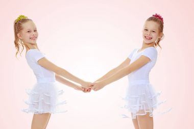 Şirin kızlar el ele tutuşarak