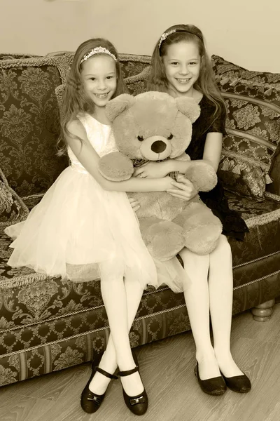 Chicas gemelas con un oso de peluche . — Foto de Stock