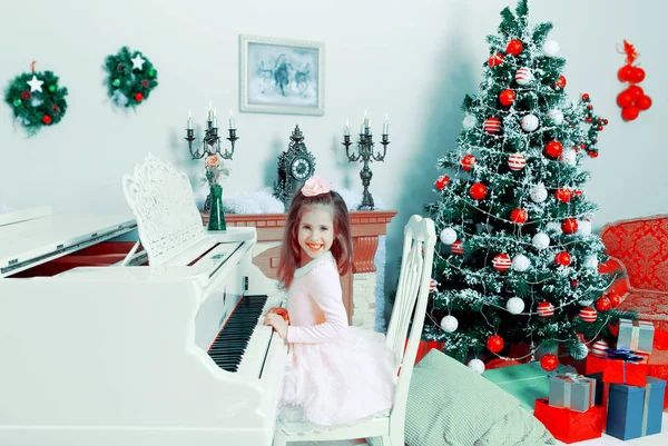 小女孩在白色的钢琴. — 图库照片