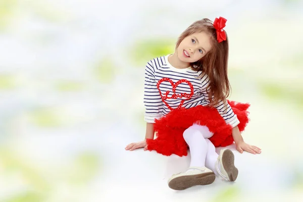 La niña de la falda roja . —  Fotos de Stock