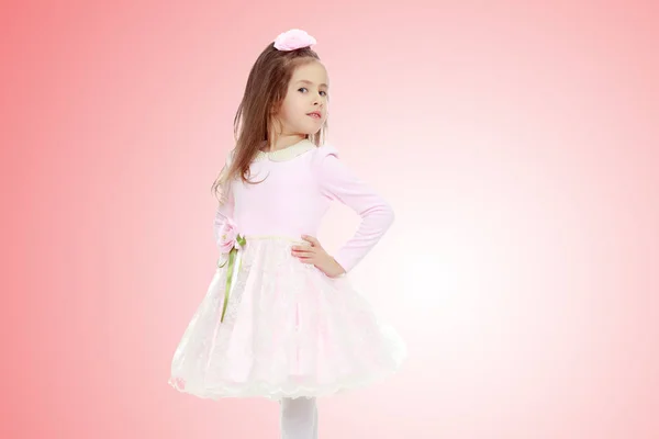 Elegancki mały dziewczyna w różowej sukience. — Zdjęcie stockowe
