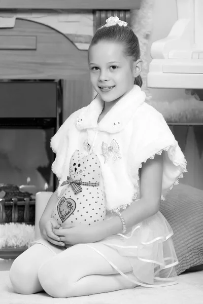 Το χαριτωμένο μικρό κορίτσι Χριστούγεννα στο τζάκι. — Φωτογραφία Αρχείου