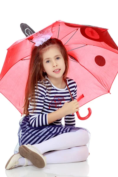 Niña escondida bajo un paraguas . —  Fotos de Stock