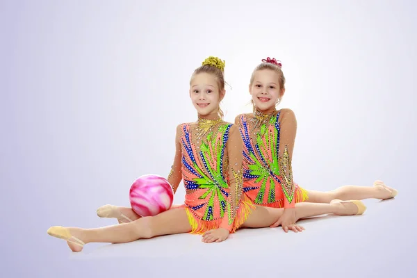Două fete gimnast ședință pe despicături . — Fotografie, imagine de stoc