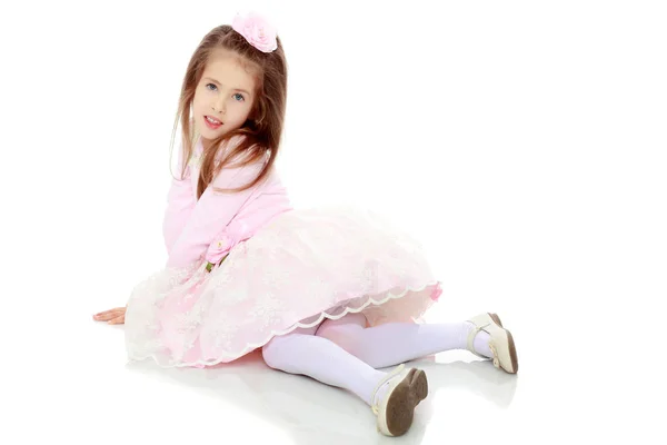 Elegante bambina in un abito rosa . — Foto Stock