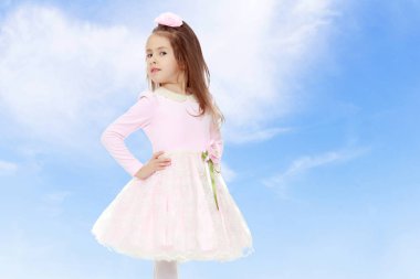 Pembe elbiseli zarif küçük kız.