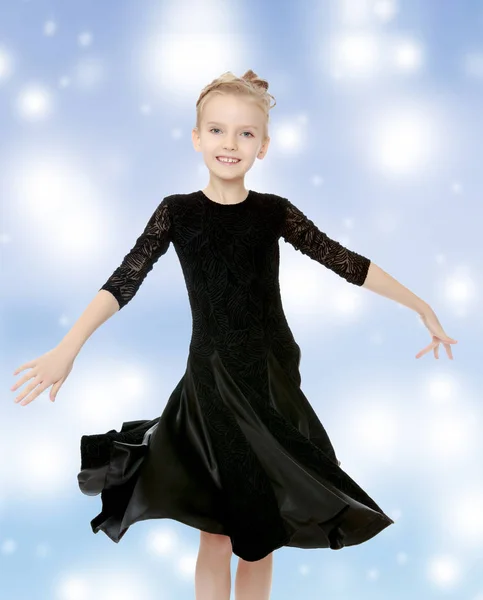 一件黑色连衣裙的美丽小舞者. — 图库照片