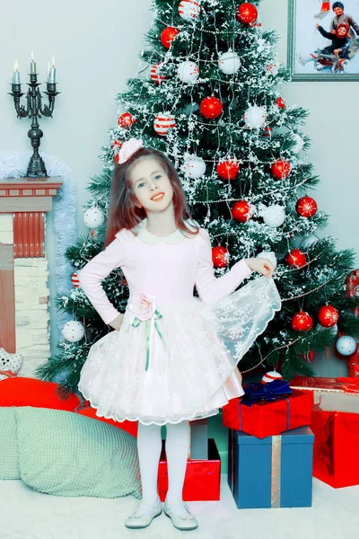 La petite fille au sapin de Noël . — Photo