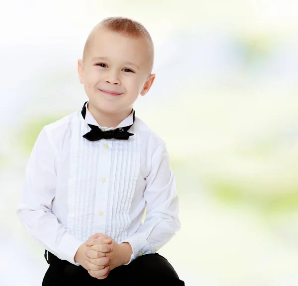 Niño pequeño con una camisa blanca y corbata . — Foto de Stock