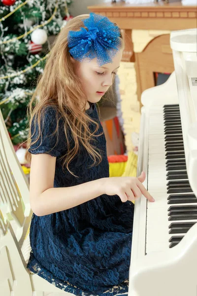 흰색 그랜드 피아노에 어린 소녀. — 스톡 사진