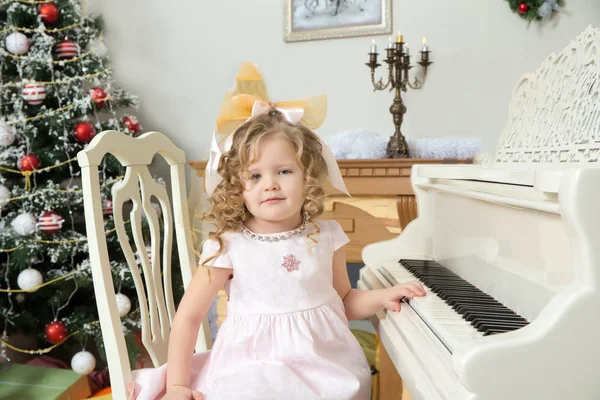 Mała dziewczynka gra muzyka na fortepian. — Zdjęcie stockowe