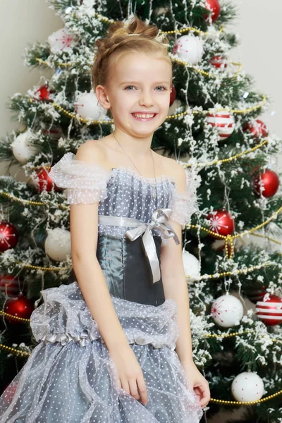 Pequena princesa na árvore de Natal . — Fotografia de Stock