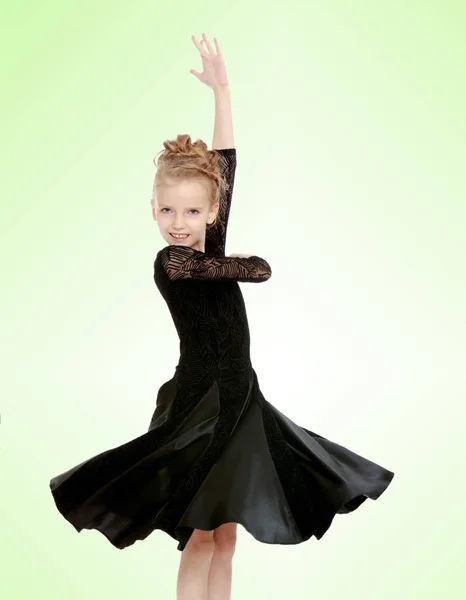 Siyah elbiseli güzel küçük dansçı. — Stok fotoğraf