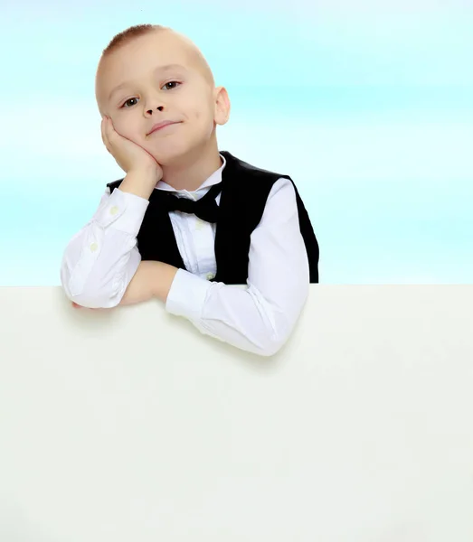 Niño asoma por detrás de la pancarta — Foto de Stock