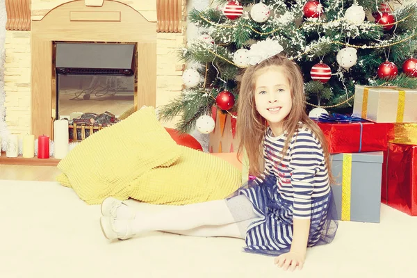 Noel ağacı içinde küçük kız. — Stok fotoğraf