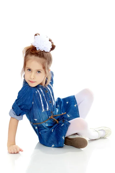 Het kleine meisje in de blauwe jurk. — Stockfoto