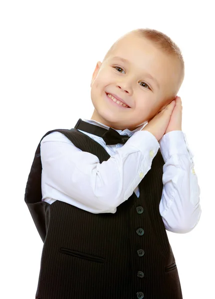 Trendy kleine jongen in een zwart pak met een stropdas. — Stockfoto