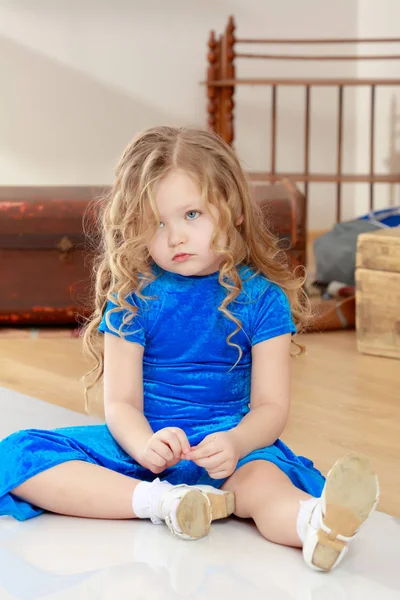 Menina triste sentado no chão . — Fotografia de Stock